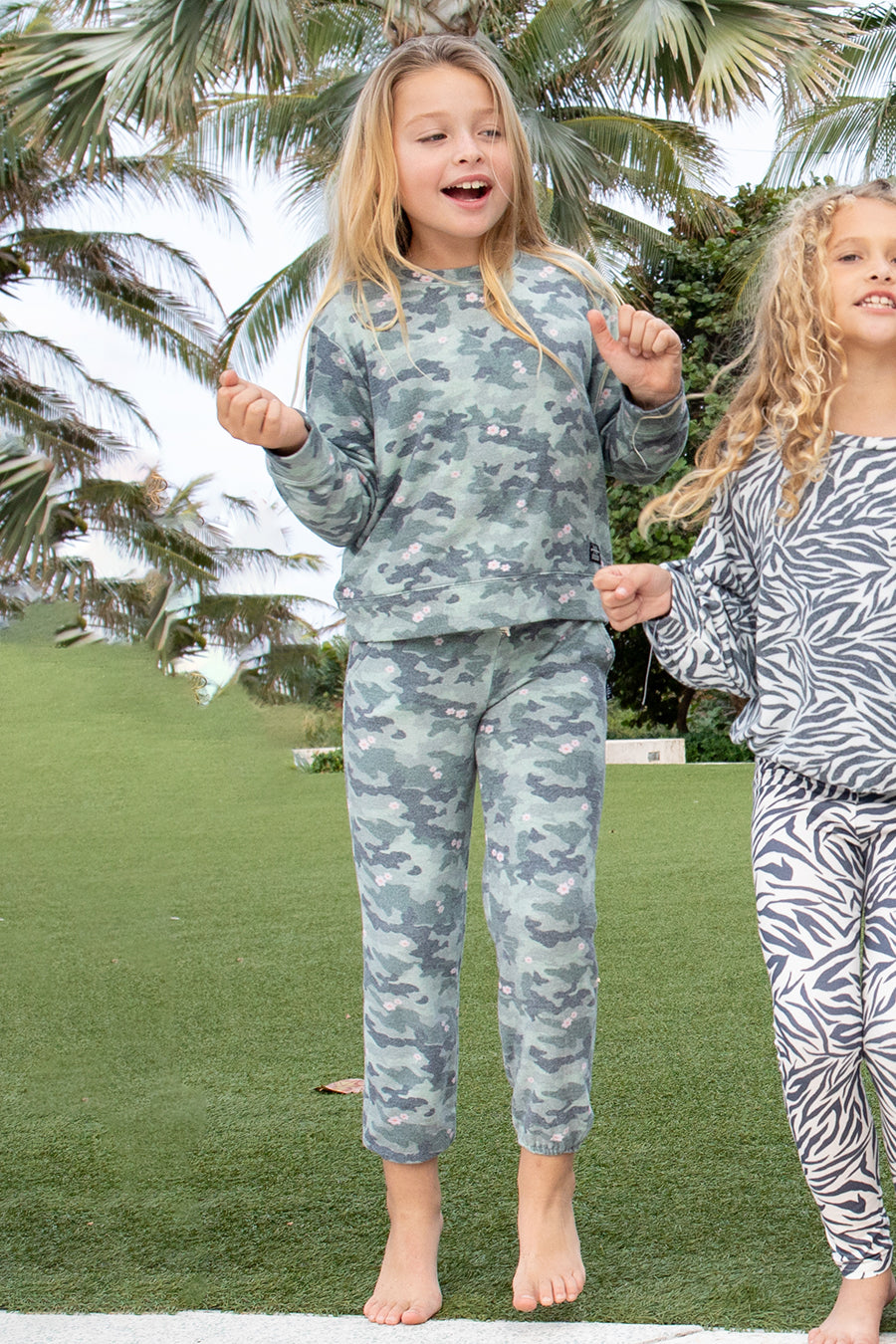 Feather 4 Arrow Sunday Girls Sweatpants Camo